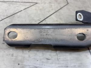 Петля капота правая 4B0823302D Audi A6 C5 / A6 C5 Allroad