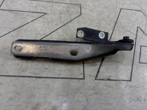 Петля капота правая 4B0823302D Audi A6 C5 / A6 C5 Allroad