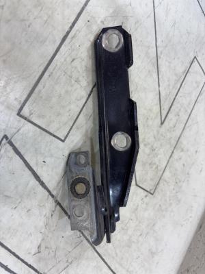 Петля капота правая 4B0823302D Audi A6 C5 / A6 C5 Allroad