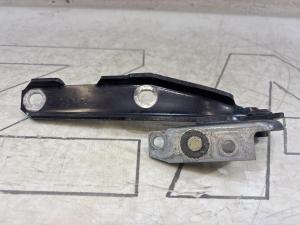 Петля капота правая 4B0823302D Audi A6 C5 / A6 C5 Allroad