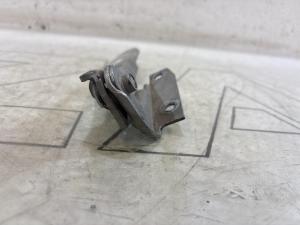 Петля капота правая 4B0823302D Audi A6 C5 / A6 C5 Allroad