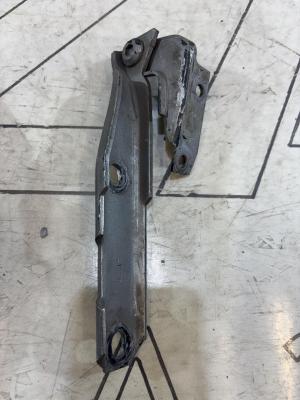 Петля капота правая 4B0823302D Audi A6 C5 / A6 C5 Allroad