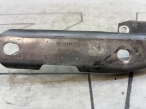 Петля капота правая 4B0823302D Audi A6 C5 / A6 C5 Allroad