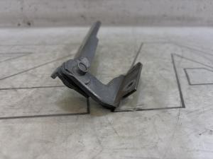 Петля капота правая 4B0823302D Audi A6 C5 / A6 C5 Allroad