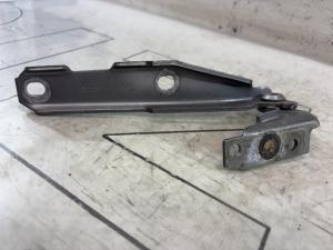 Петля капота правая 4B0823302D Audi A6 C5 / A6 C5 Allroad