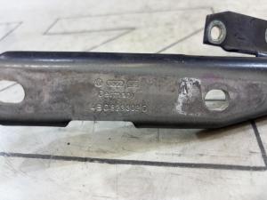Петля капота правая 4B0823302D Audi A6 C5 / A6 C5 Allroad