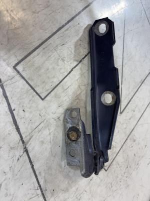 Петля капота правая 4B0823302D Audi A6 C5 / A6 C5 Allroad