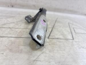 Петля капота правая 4B0823302D Audi A6 C5 / A6 C5 Allroad