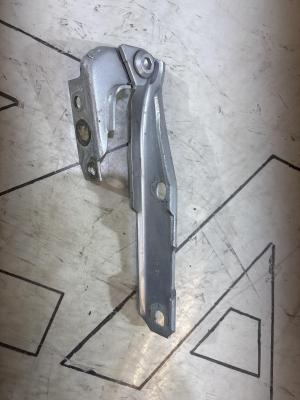 Петля капота левая 4B0823301D Audi A6 C5 / A6 C5 Allroad