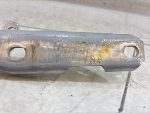 Петля капота левая 4B0823301D Audi A6 C5 / A6 C5 Allroad