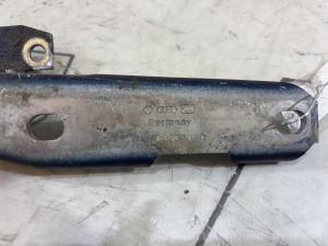 Петля капота левая 4B0823301D Audi A6 C5 / A6 C5 Allroad