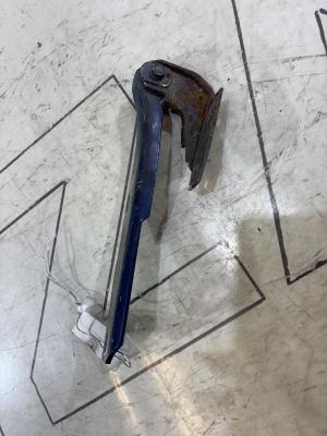 Петля капота левая 4B0823301D Audi A6 C5 / A6 C5 Allroad