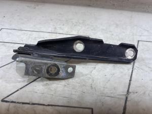 Петля капота левая 4B0823301D Audi A6 C5 / A6 C5 Allroad