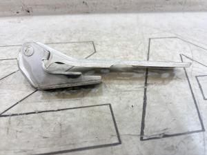 Петля капота правая 8E0823302E Audi A4 B6