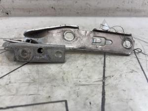 Петля капота левая 8E0823301E Audi A4 B6