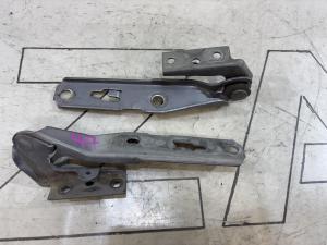 Петли капота левая правая 8E0823302E Audi A4 B6