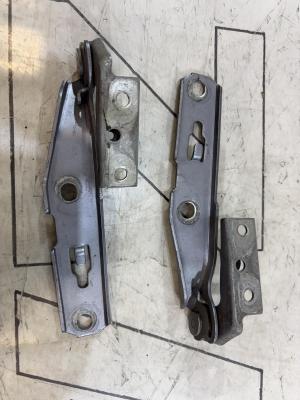 Петли капота левая правая 8E0823302E Audi A4 B6