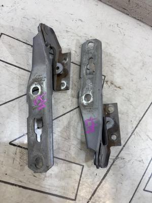 Петли капота левая правая 8E0823302E Audi A4 B6