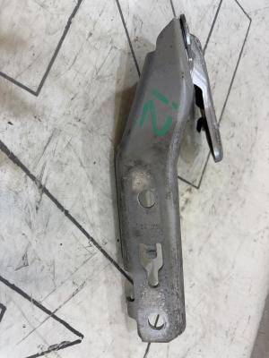 Петля капота левая 4F0823301 Audi A6 C6 / S6 C6 / RS6 C6