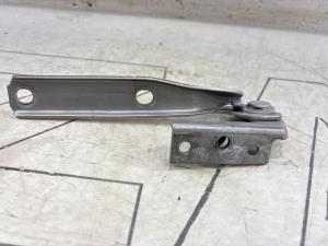 Петля капота правая  AUDI ALLROAD QUATTRO 3B0823302 Volkswagen Passat B5