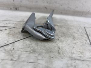 Петля капота правая  AUDI ALLROAD QUATTRO 3B0823302 Volkswagen Passat B5