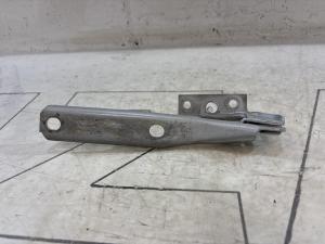Петля капота правая  AUDI ALLROAD QUATTRO 3B0823302 Volkswagen Passat B5