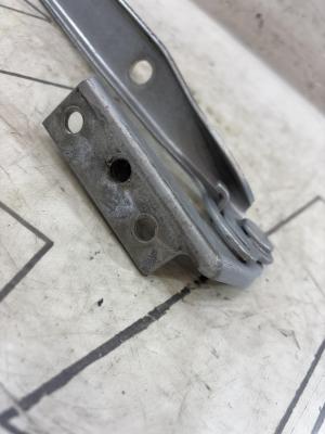 Петля капота правая  AUDI ALLROAD QUATTRO 3B0823302 Volkswagen Passat B5