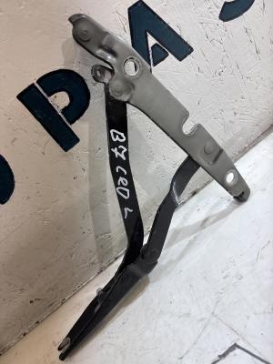 Петля крышки багажника А4 В6 8E5827301C Audi A4 B6 sedan