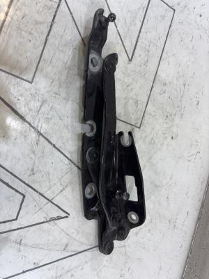 Петля крышки багажника А4 В6 8E5827301C Audi A4 B6 sedan