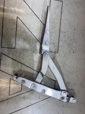 Петля крышки багажника левая 8E5827301G Audi A4 B6 sedan