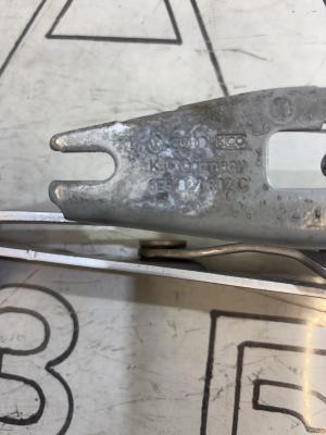 Петли крышки багажника левая правая 8E5827302C Audi A4 B6 sedan