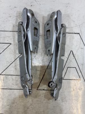 Петли крышки багажника левая правая 8E5827301C Audi A4 B6 sedan