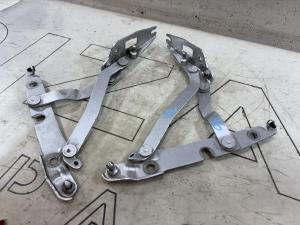 Петли крышки багажника левая правая 8E5827301C Audi A4 B6 sedan