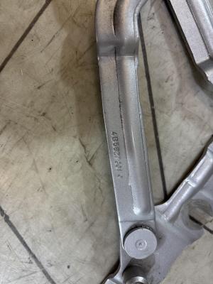 Петли крышки багажника левая правая 4B5827302C 