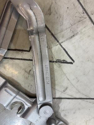 Петли крышки багажника левая правая 4B5827302C 