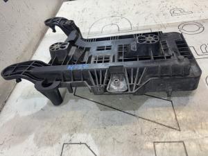 Площадка под АКБ 1K0915333C Volkswagen Jetta MK5