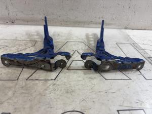 Петли капота левая правая 1Z0823302C Skoda Octavia 2