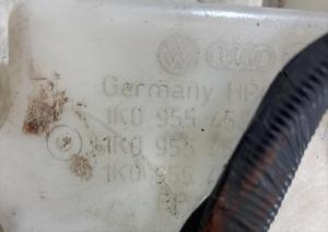 Бачок стеклоомывателя 1K0955453R Volkswagen Jetta MK5