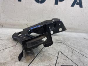 Кронштейн фар левый 1Z0805071A Skoda Octavia 2