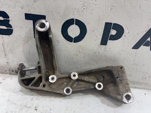 Кронштейн подрамника правый 1K0199296F Volkswagen Jetta MK5