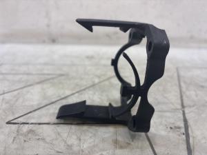 Фиксатор патрубка турбины 03C145853H Skoda Octavia II рест