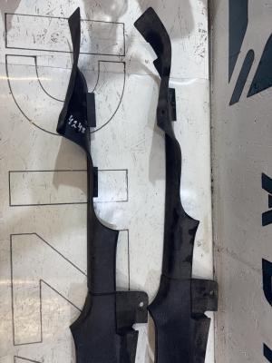 Накладки порога внутренняя правая 893853906D Audi 80 B3