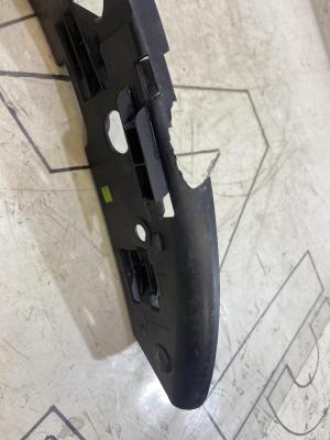 Кронштейн переднего бампера правый 7L6807184A Volkswagen Touareg I