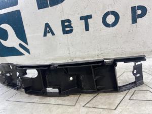 Кронштейн переднего бампера правый 7L6807184A Volkswagen Touareg I