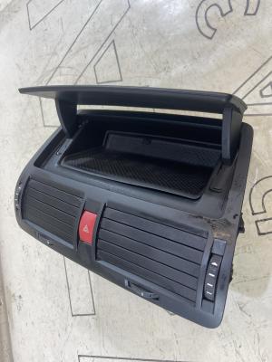 Дефлектор воздушны в торпедо центральныйй 1Z0820951 Skoda Octavia RS II