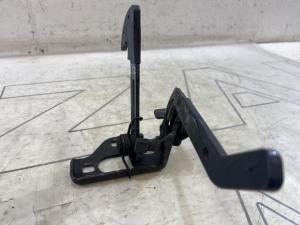 Крючок капота 1Z0823480E Skoda Octavia RS II