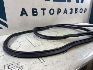 Уплотнитель крышки багажника 1Z5827705 Skoda Octavia RS II