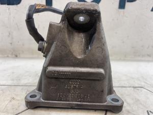 Кронштейн двигателя правый 8D0199308AD Audi A4 B5