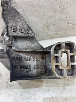 Опора двигателя левая 8A0199307F Audi 80 B4