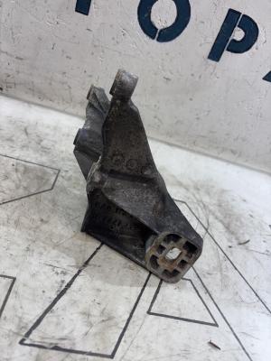 Опора двигателя левая 8A0199307F Audi 80 B4
